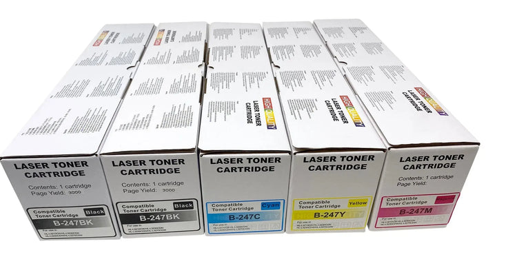 Ein Set mit fünf in einer Reihe angeordneten XL-Tonerboxen, kompatibel mit Brother TN-243 / TN-247 DCP-L 3510CDW MFC-L-3710CW, einschließlich der Farben Schwarz, Cyan, Magenta und Gelb, mit Etiketten, die die Kompatibilität und Seitenleistung für Wechselfaul TN-247 beschreiben.