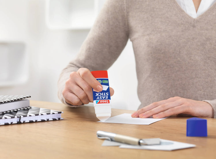 2 + 1 GRATIS: 2 tesa EASY STICK ecoLOGO Klebestifte 25,0 g + GRATIS 1 Klebestift EASY STICK, 25 g