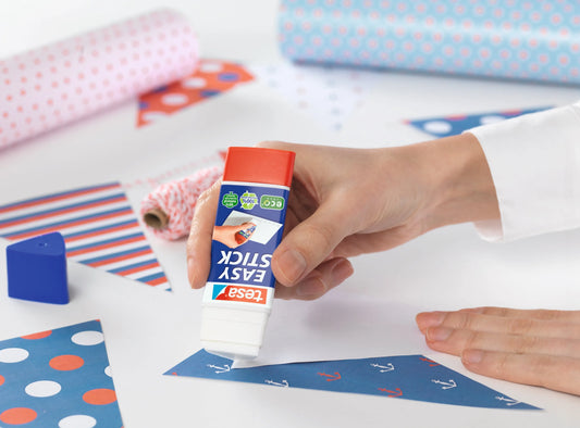 2 + 1 GRATIS: 2 tesa EASY STICK ecoLOGO Klebestifte 25,0 g + GRATIS 1 Klebestift EASY STICK, 25 g