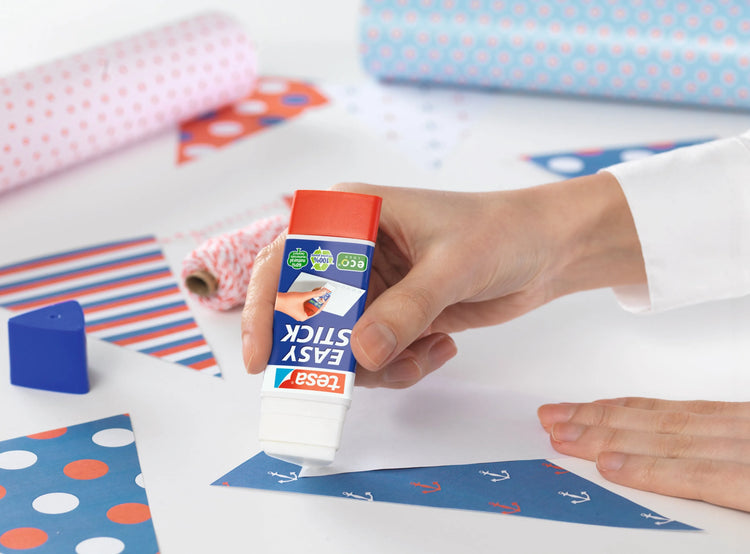 2 + 1 GRATIS: 2 tesa EASY STICK ecoLOGO Klebestifte 25,0 g + GRATIS 1 Klebestift EASY STICK, 25 g