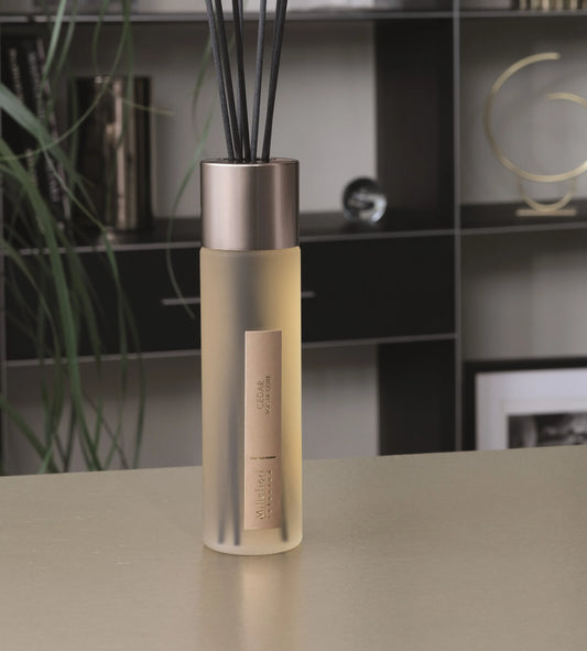 Millefiori Selected Diffusor, Cedar, 100ml in edler Milchglas Flasche mit dunklen Stäbchen