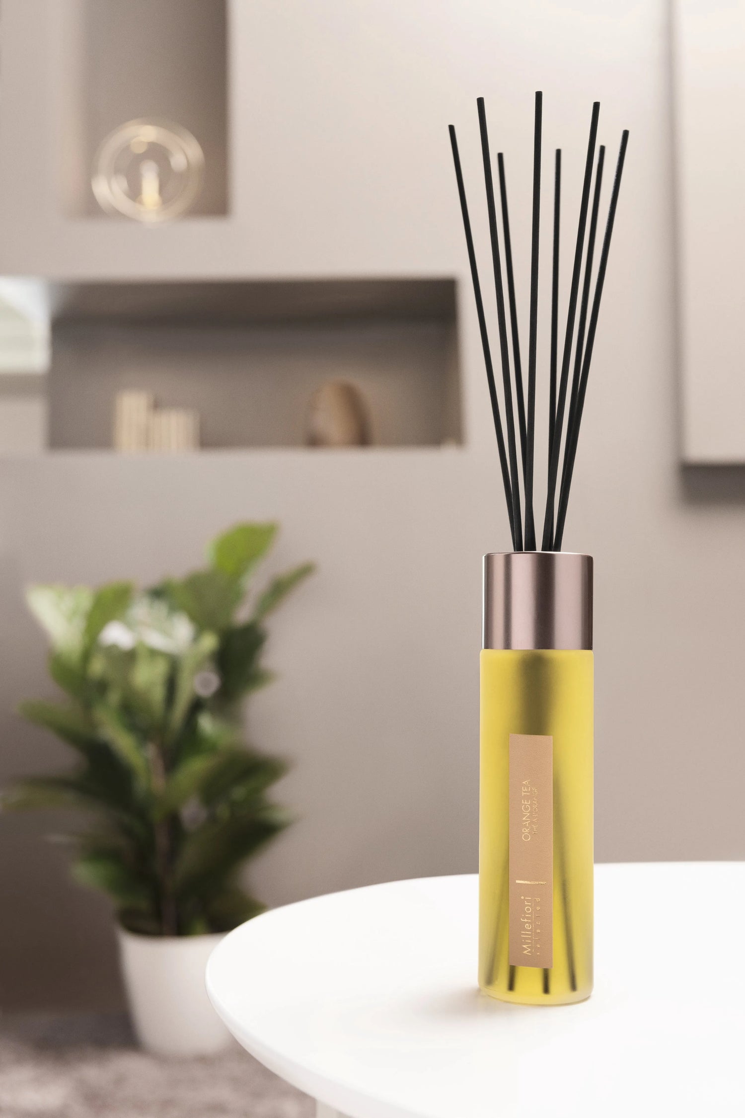 Millefiori Selected Diffusor, Orange Tea, 100ml in edler Milchglas Flasche mit dunklen Stäbchen