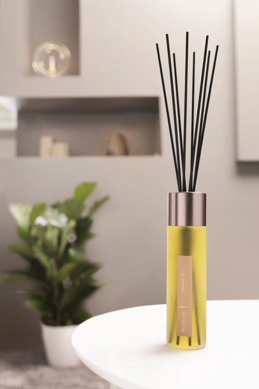 Millefiori Selected Diffusor, Orange Tea, 100ml in edler Milchglas Flasche mit dunklen Stäbchen