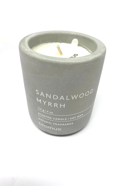 Blomus Duftkerze SANDALWOOD MYRRH grau Sandelholz, Myrrhe Brenndauer 24 Std. Beton