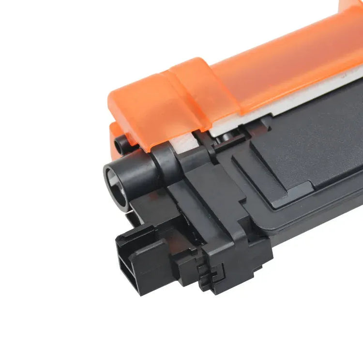Nahaufnahme einer orange-schwarzen Spielzeugpistole auf weißem Hintergrund. Zu sehen ist der vordere Teil einschließlich des Laufs und ein Teil des Griffs, ähnlich einem Wechselfaul XL-Toner kompatibel mit Brother TN-243 / TN-247 DCP-L 3510CDW MFC-L-3710CW in Farbe.