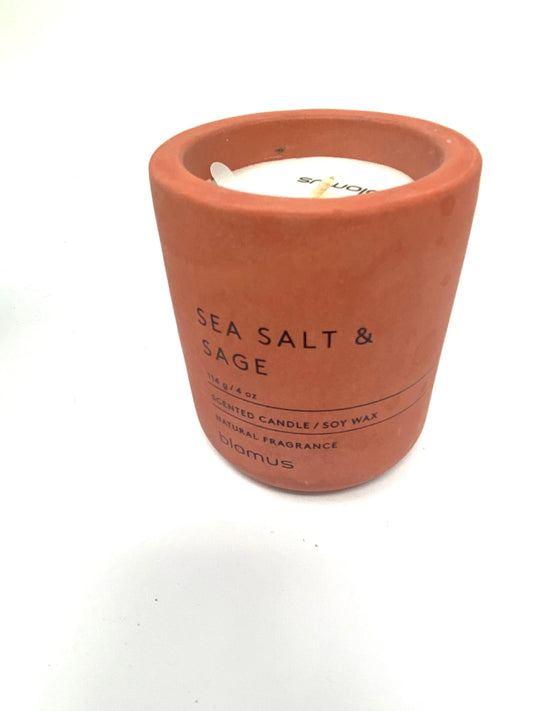 Blomus Duftkerze SEA SALT & SAGE rosa Salbei, Meersalz Brenndauer 24 Std. Beton