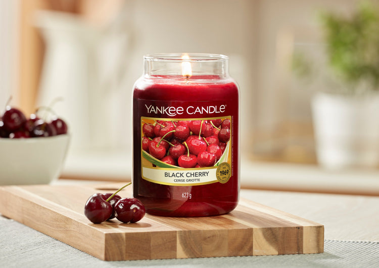 Yankee Candle Duftkerze im Glas (groß) –  Black Cherry – Kerze mit langer Brenndauer bis zu 150 Stunden